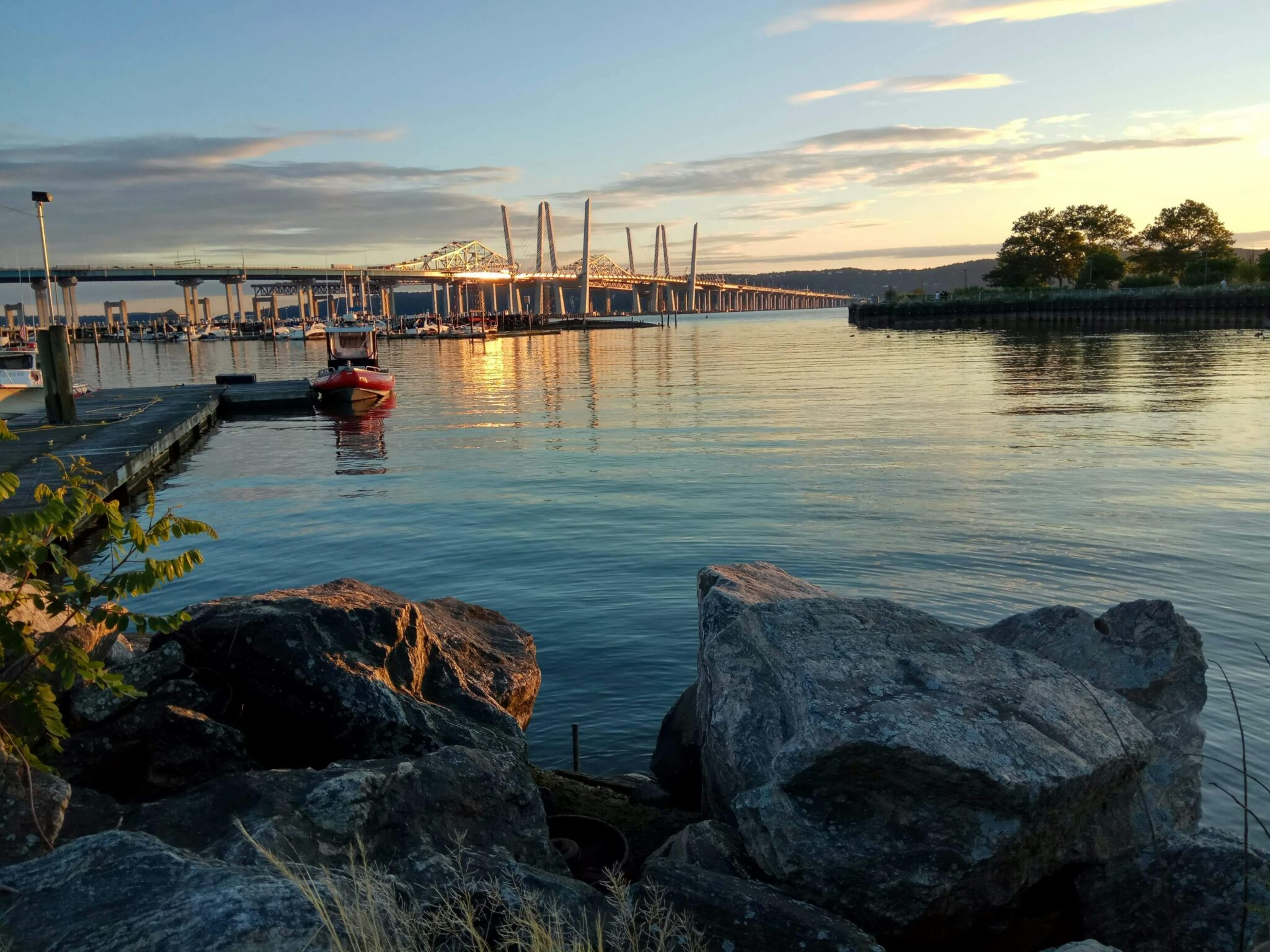 Разрушенное здание на фоне заката